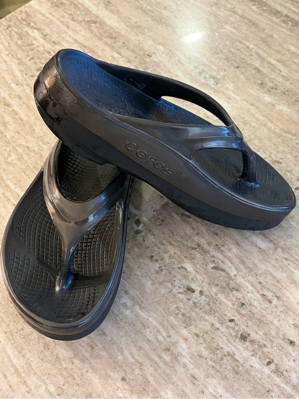 OOFOS Men's Dark Gray Recovery Flip-Flops